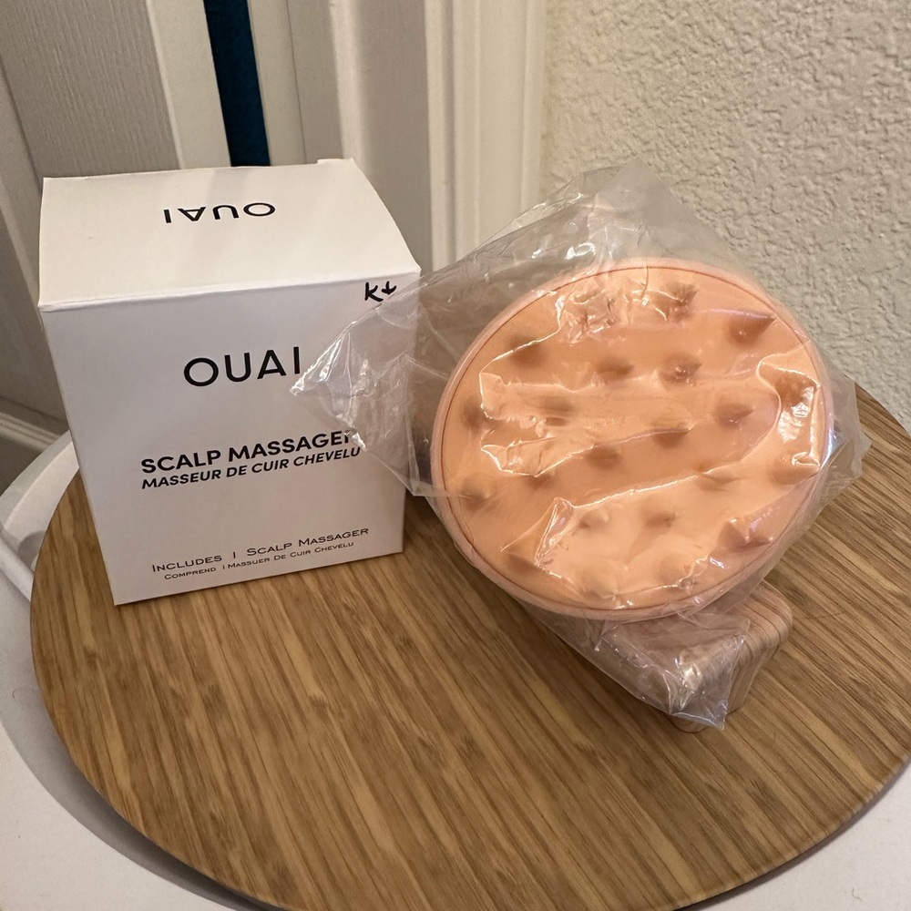 OUAI Scalp Massager in Peach